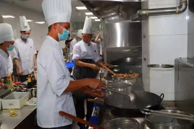 星级饭店后厨为何炒菜时水龙头一直要开着看完后真是涨知识了