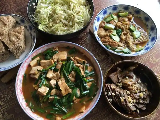 剩下的只能交给妈妈了,花了一会功夫后,妈妈就做出了一桌美味的饭菜