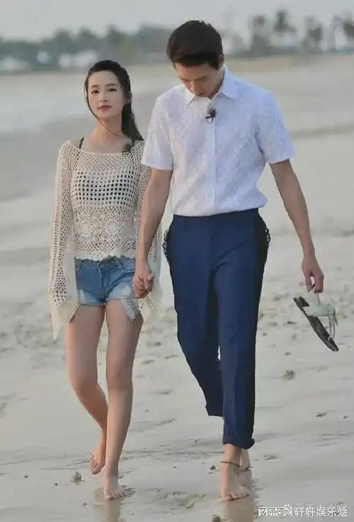李沁魏大勋海滩亲密互动