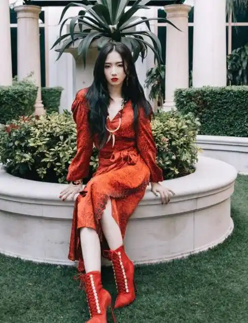 原创不愧是创造101的c位孟美岐穿衬衫裙配短靴美成漫画少女