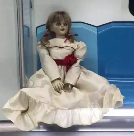 不过,我们这里有些行为不端的乘客最爱顺手牵羊,很有可能会把恐怖鬼娃