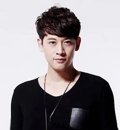 斜式刘海的一款大卷发型,这样的发型对于这一位长脸的男生来说潮感