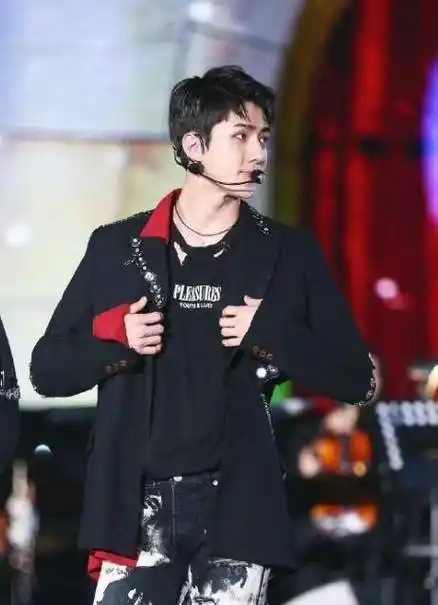 在演出的时候看,吴世勋很多时候的身材都是很纤细的,照片里面的他穿着