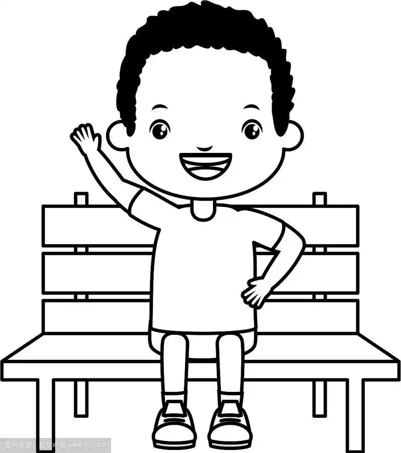 坐在长凳上的男孩