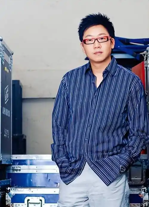 何婕年轻漂亮,毕业于复旦大学,妥妥的学霸美女,毕业后来到东方卫视