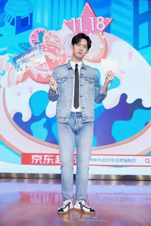 李现真是"行走的衣架子",穿牛仔装秀比例,大长腿太抢镜了