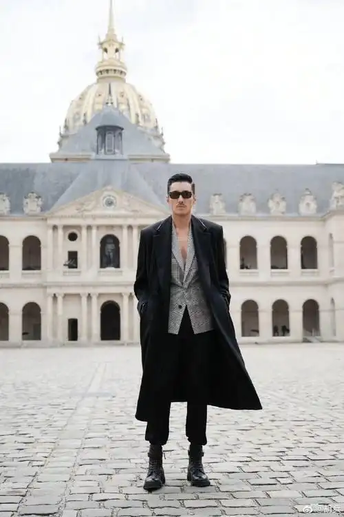 胡兵好像封神编外人员##我那52岁但仍有八块腹肌的爱豆