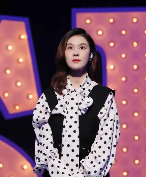 郁可唯一袭纱裙梦幻又青春,扎上骨辫显年轻__财经头条