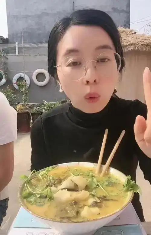 现在这很多二八的相关人物都是在做直播带货,要说真正尝到了直播带货