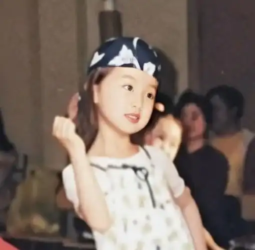 "作精"虞书欣为啥能爆红?看了她小时候的照片:怪不得粉丝心动