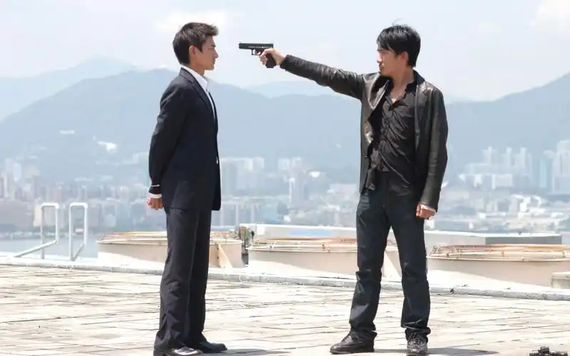 《无间道》经典片段:梁朝伟,刘德华天台对决,"给我个机会""对不起,我