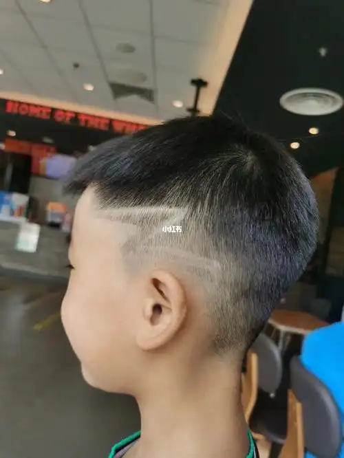 带儿子去剪的新发型,从小到大就喜欢侧面的闪电7315#儿童发型设计