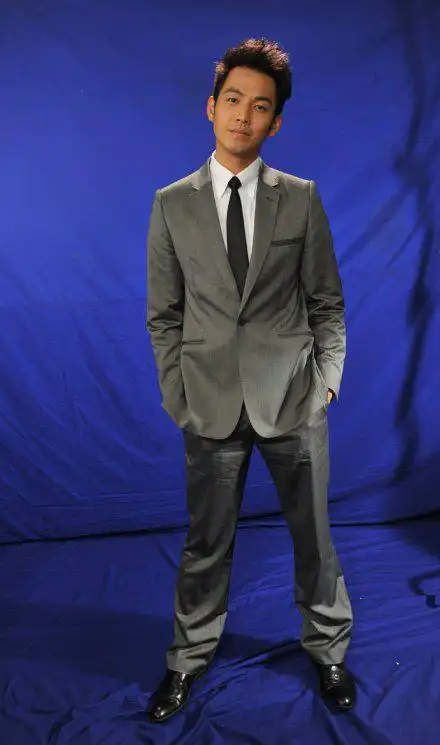 钟汉良# 【电影:秘密花园定妆照&剧照最后一张来自家族微博】