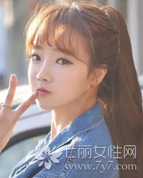 这样的空气刘海高马尾发型不仅修饰脸型,还能够显出俏皮活泼的魅力.