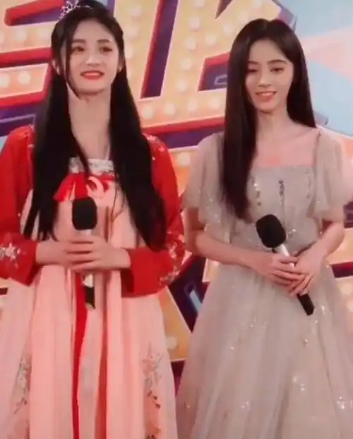 周洁琼与鞠婧祎相差4岁当两人同框95后的却输了