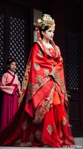 《天醒之路》程潇红色婚服美图欣赏,穿最美的婚服却没嫁给心爱人