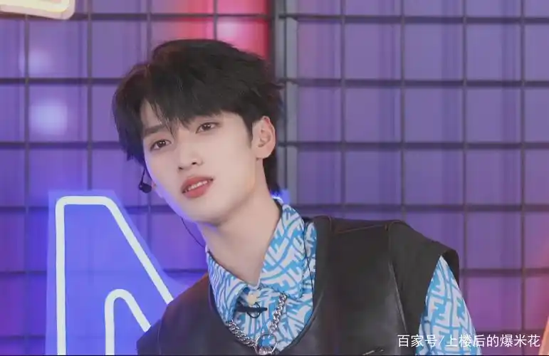 时代少年团严浩翔生日直播高清图片,扑捉到了一只可可爱爱的浩翔