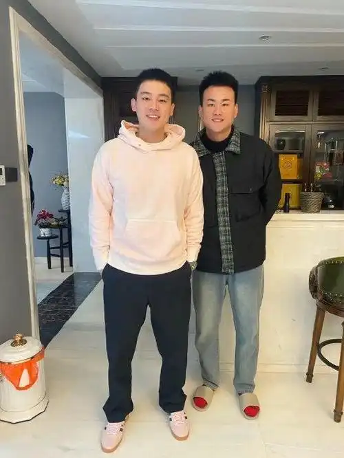 欧豪堂弟晒与欧豪合照,两个人站在一起好像!|欧豪|_