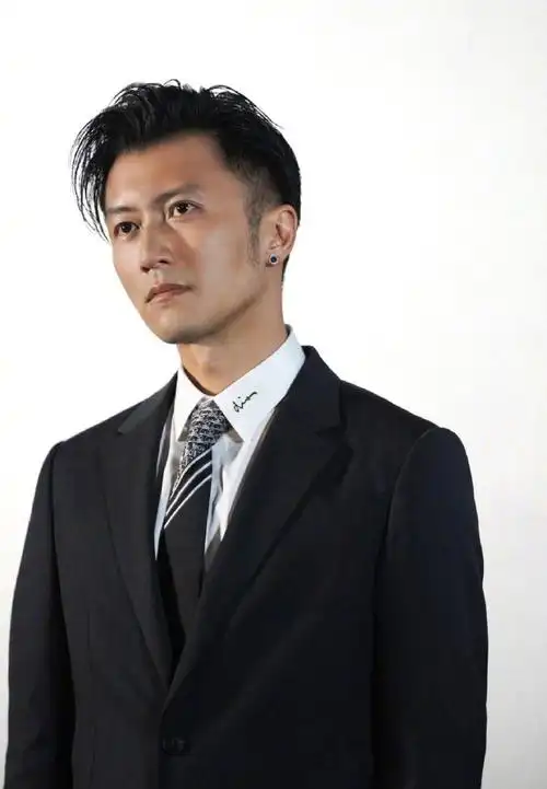 谢霆锋状态#谢霆锋出席怒火重案首映礼,这状态跟我说他20岁我也信呐!