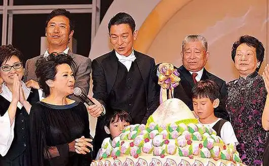 刘德华携妻女赴大马家族背景揭底弟弟生活简朴图