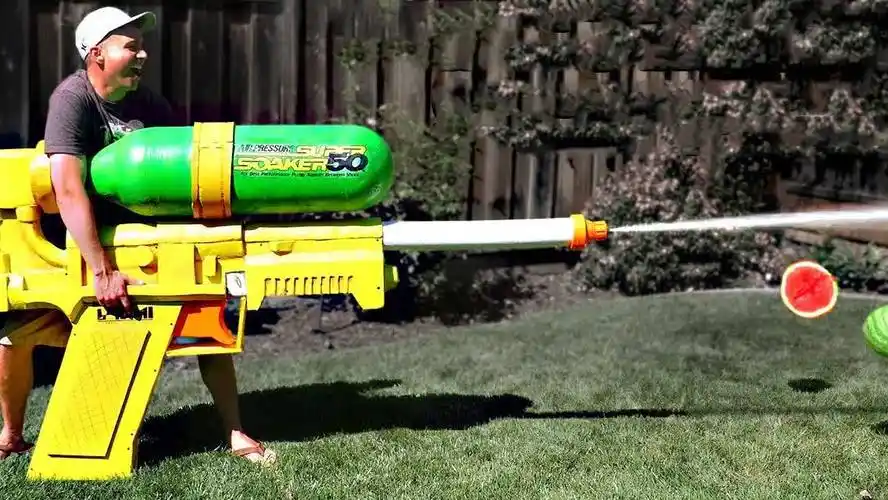 世界上最大的玩具水枪压强16500千帕能将西瓜切成两半