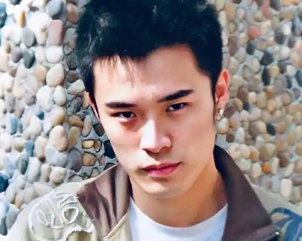 陈赫晒自己肥胖黑照立志减肥20斤网友这个flag有点重