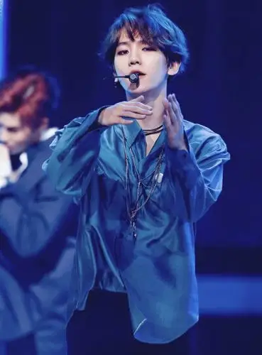 exo边伯贤#lotto蓝丝绸衬衫#壁纸#头像