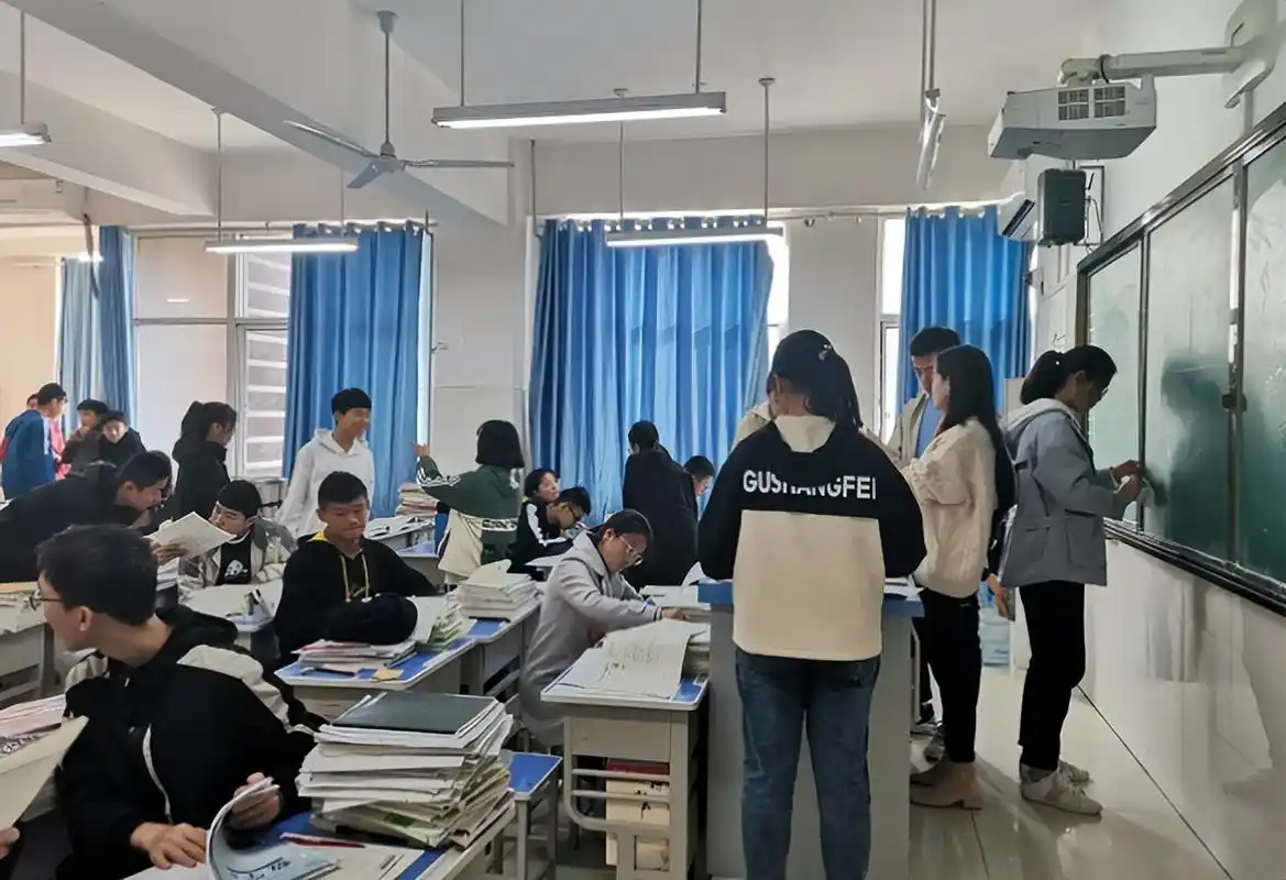 "课间圈养"现象盛行,学生下课还稳坐教室,如此学习可还行?