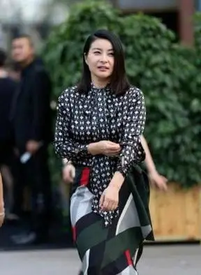 郭晶晶终于换发型了,大波浪配白西装,豪门贵妇的女人味十足