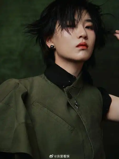 陆柯燃穿的解构主义高定衣裙