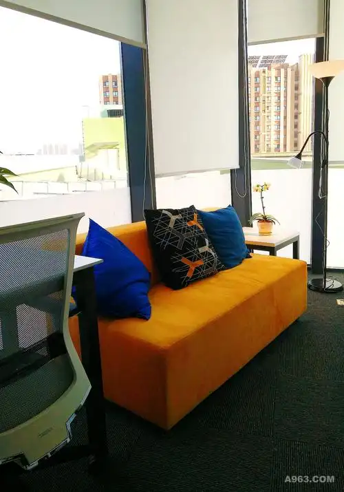 为独立办公室项目,业主喜欢蓝色以灰色为主,整体空间设计了员工休息区