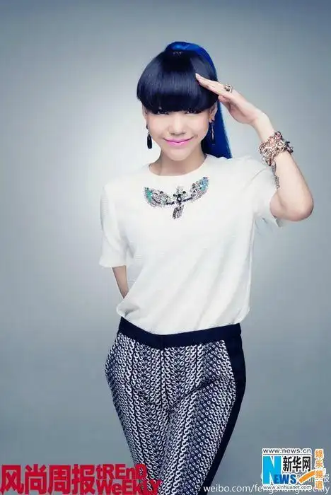 吴莫愁抹胸裙漂染发气场强大捏裙角俏皮