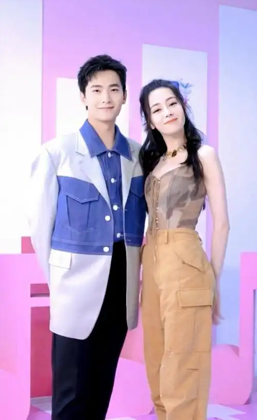 杨洋热巴同框比心好甜(荣耀夫妇狂撒糖)