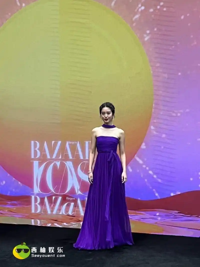 时尚芭莎年度派对# @杨采钰 身着紫色礼服亮相晚会,盘发造型真的撼哪