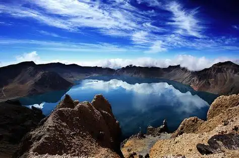 data-lemmaid="2284126">长白山脉 /a>中的火山,属休眠火山,位于吉林