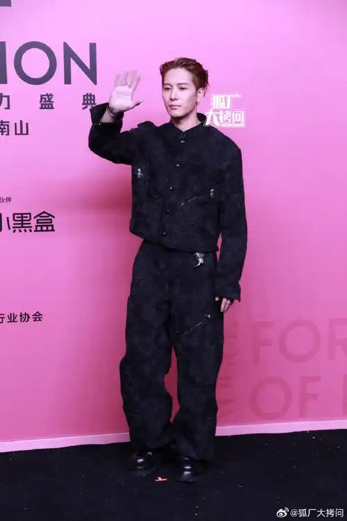 王嘉尔棕发大背头##vogue盛典红毯生图