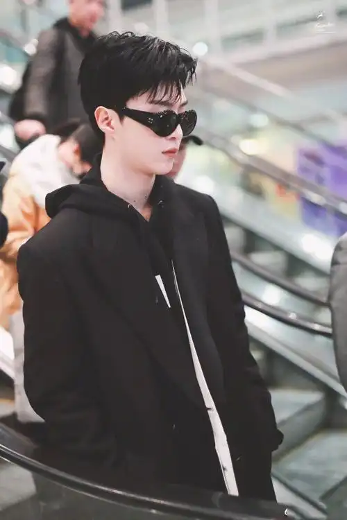 范丞丞机场出发前往巴黎时装周,这也是福西西的首次时装秀