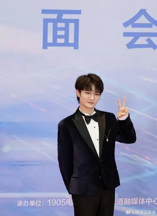 周深采访现场清唱小美满