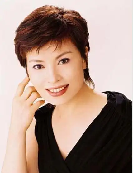 他们只是陪朋友去面试却被选中成了大明星仔仔只是张