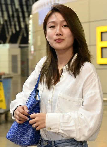 武磊连线白岩松确认妻子也被传染妻子生活中低调朴实