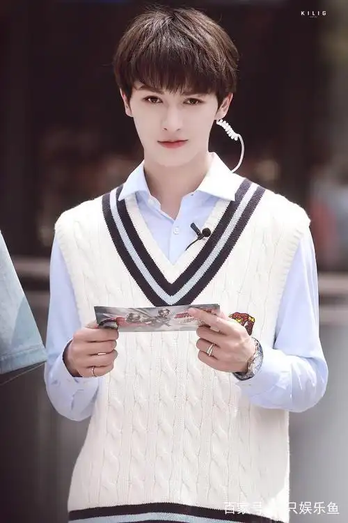 justin是吃可爱长大的吧!朱正廷的回眸真是神仙画面,太养眼了