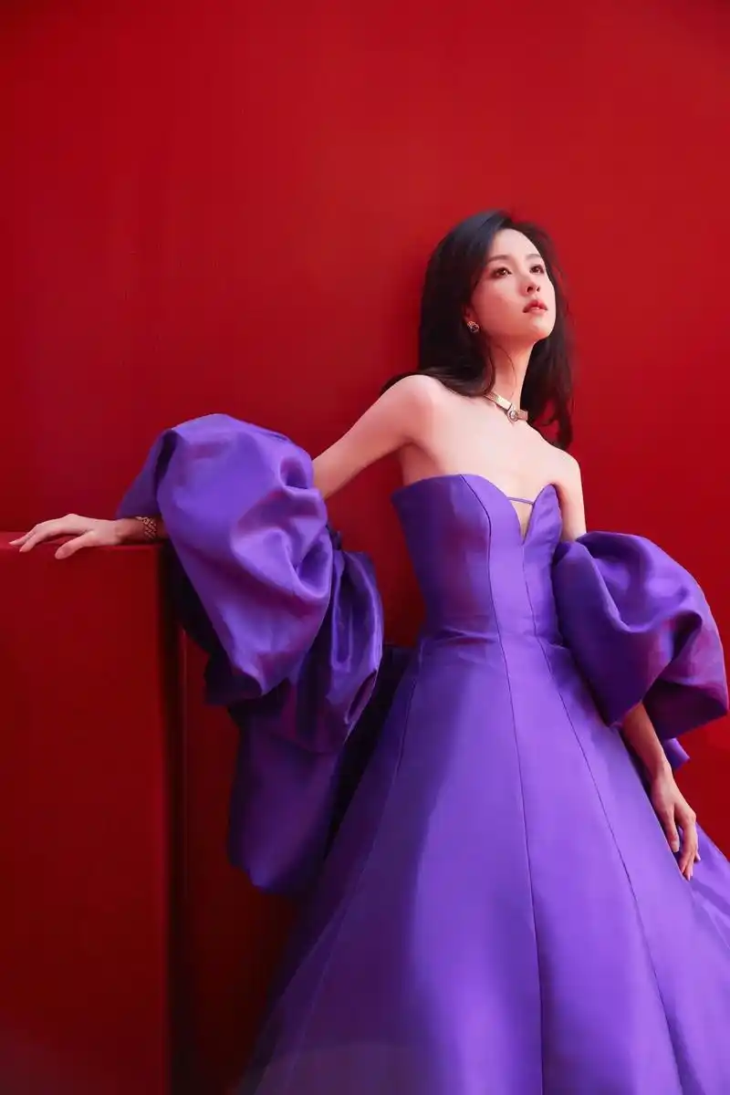 #陈都灵 现身#北京电影节开幕式 一袭紫色抹胸礼服与金色配饰 - 抖音