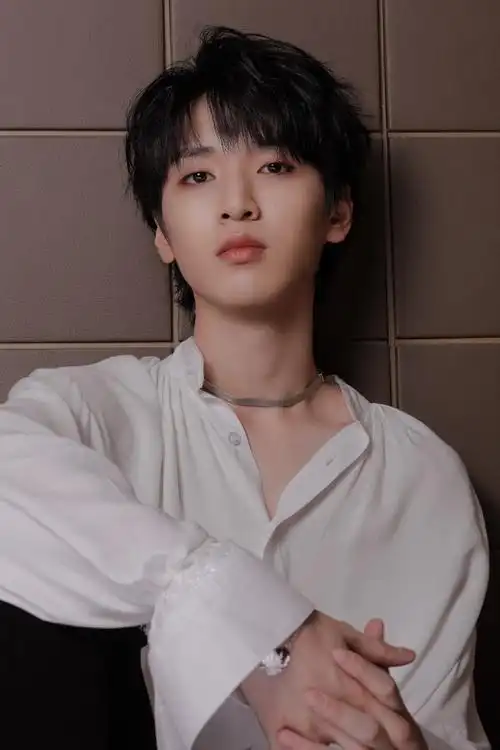 能量偶像人物志:路要朝前走,人往未来看——严浩翔