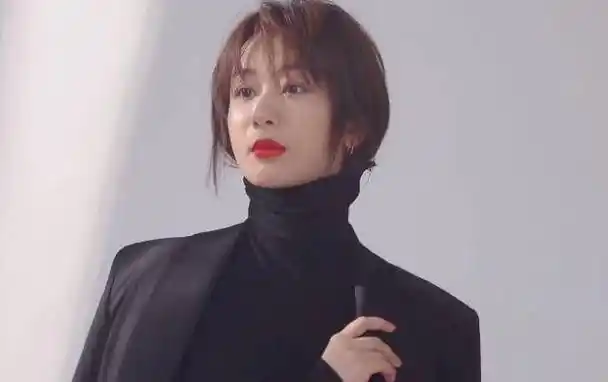 原创杨紫红唇大片出炉利落短发尽显28岁轻熟范跷二郎腿好霸气