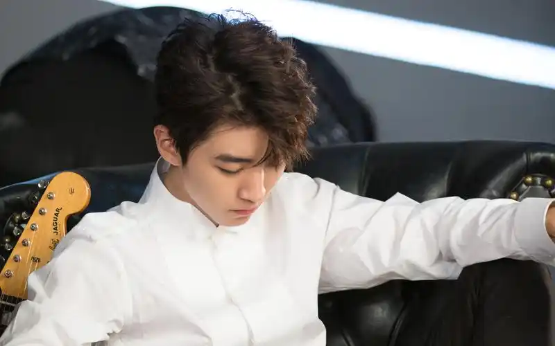 王俊凯代言写真帅气图片壁纸