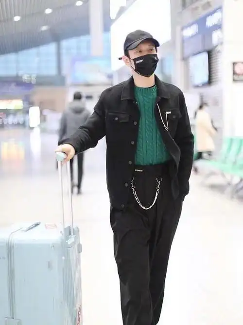 黄晓明重回颜值巅峰去油成功变清爽机场私服穿搭帅气时尚