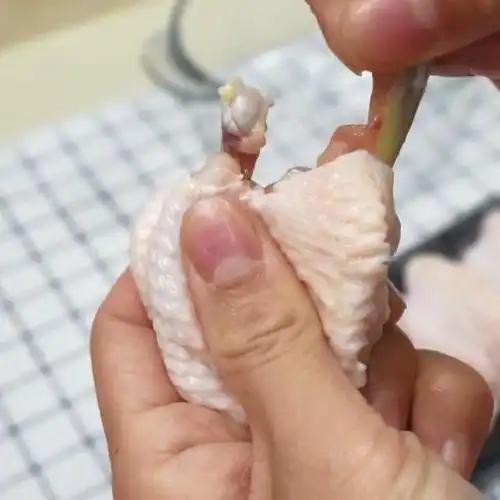 第1步,鸡翅去骨.