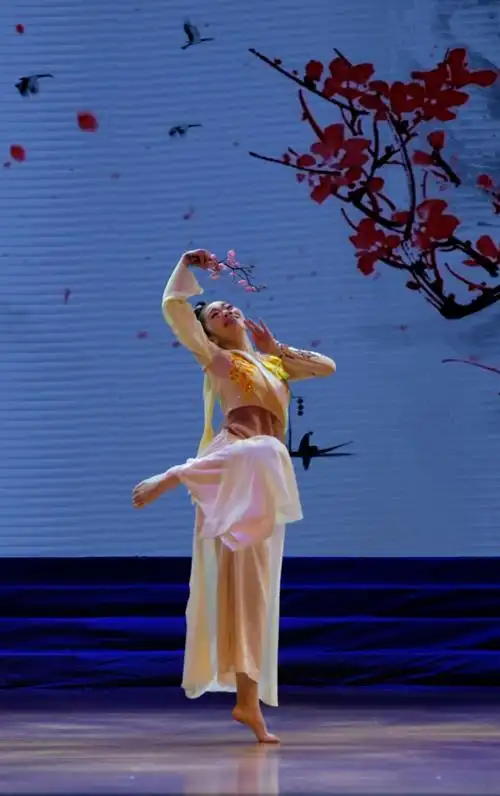 作品《寒依疏影》,表现了梅花高洁,清冷,孤傲,凌雪绽放,坚贞不屈的