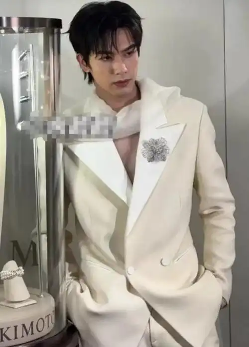 上海活动:热巴蝴蝶背抢镜,吴千语的腿又细又直,45岁吴尊像25岁