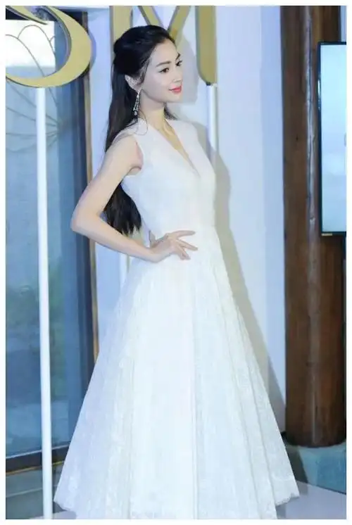杨颖华丽回归,纯白裙下绽放优雅魅力,顶流女星再次引领风潮!